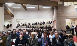 Guardate quante persone ci sono a questa riunione sul…