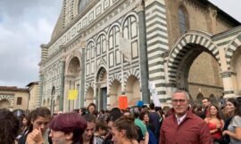 In piazza Santa Maria Novella ci sono migliaia di ragazzi…