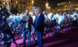 In Piazza Signoria tante persone, pedalando, creano…