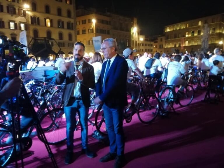 Scopri di più sull'articolo In Piazza Signoria tante persone, pedalando, creano…