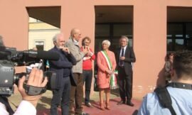 Un serpentone di gente di ogni età, tra cui tantissimi…