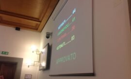 Un voto quasi unanime, con tre sole astensioni, del…